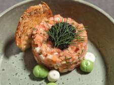 Inpakken en zalm eten