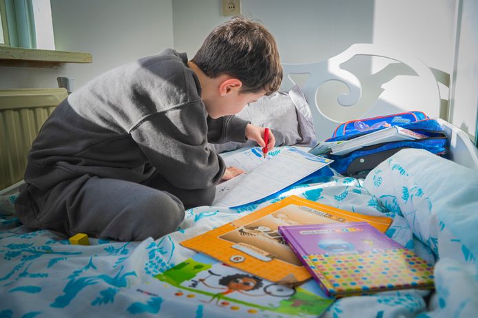 Damin is niet meer welkom op zijn school. Hij zit nu al wekenlang thuis. Een oplossing lijkt nog niet in zicht.