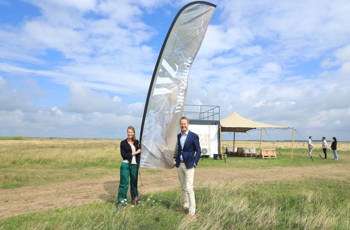 Het infopaviljoen van Waterzande, bij de plaats waar de eerste 85 woningen komen.  Steffi Brantegem en Wim van den Abbeele merken dat Perkpolder mensen aantrekt.