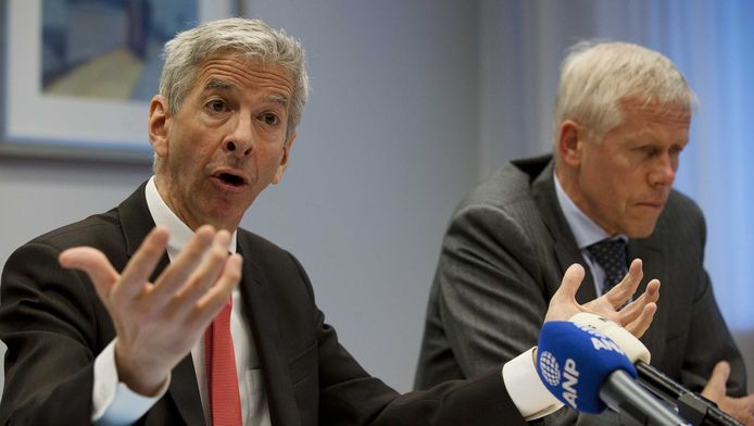 Minister Plasterk van Binnenlandse Zaken en hoofd van de AIVD Rob Bertholee presenteren het jaarverslag 2012 van de inlichtingendienst.