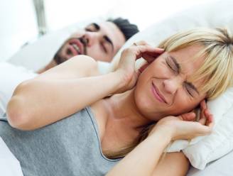 Heb je een snurkende partner of snurk je zelf? Met deze 5 trucjes leg je die kettingzaag aan banden