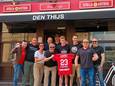 Voor de deur van Café Den Thijs in Herentals: Kurt, Gerrit, Sofie, Ruben, Wim, Vinnie, Thijs, Ward, Andy en Geert zijn klaar voor het titelfeest van Antwerp