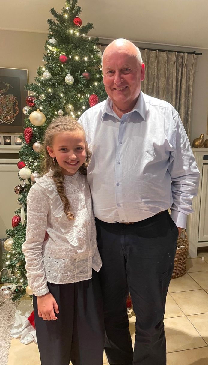 Ignace Crombé met zijn dochtertje Axelle (9) voor de kerstboom eind 2021. De eindejaarsperiode werd bij het gezin wel wat overschaduwd door de kankerdiagnose.