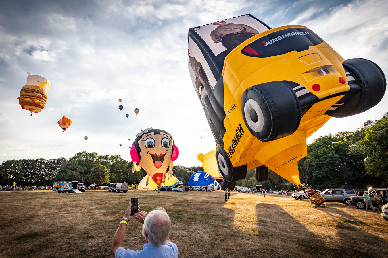 in-beeld-bijzondere-ballonnen-vullen-het-luchtruim-boven-oldenzaal