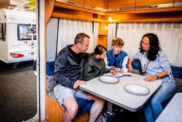 Bertwin en Titia Malenstein bekijken met hun kinderen Joachim en Saar een folder in één van de caravans die hen wel wat lijkt.