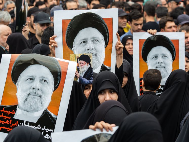 Accident d’hélicoptère du président iranien: des milliers de personnes rassemblées pour les funérailles de Raïssi