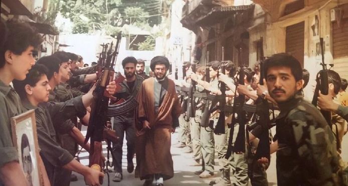 Hassan Nasrallah avec des combattants du Hezbollah dans la capitale libanaise Beyrouth. La photo aurait été prise en 1985, avant même qu'il ne devienne le chef du mouvement.