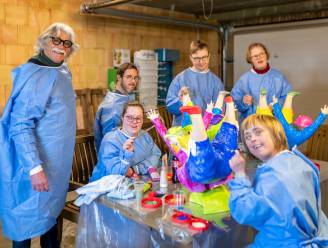 Deelnemers Down The Road beschilderen beeldjes voor goede doel