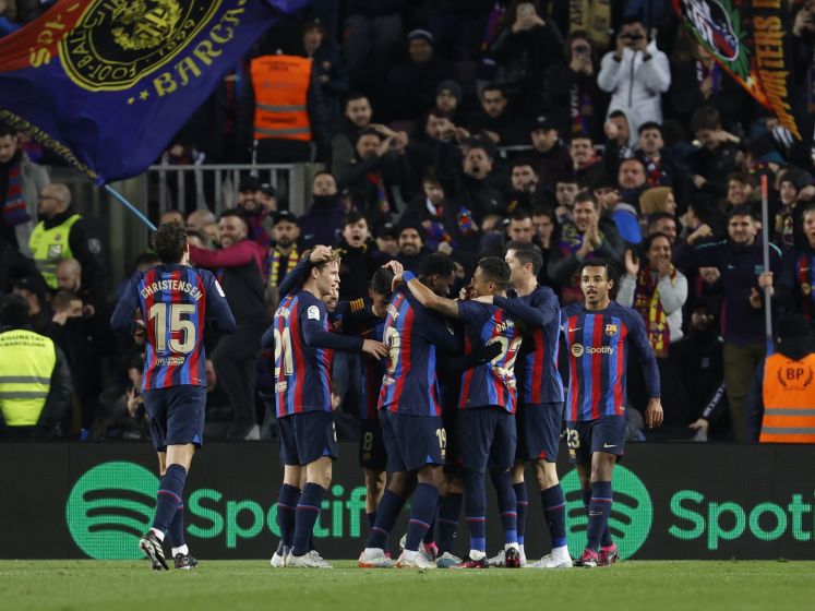 Barça overklast Sevilla en staat acht punten los in La Liga