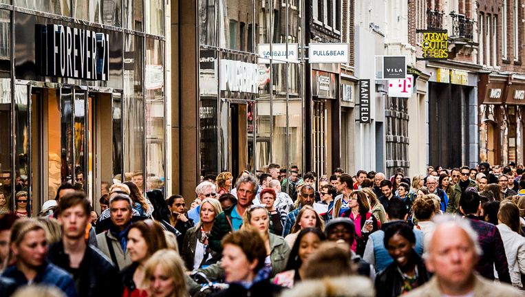 Op plekken als de Kalverstraat dreigt 'overcrowding'. Beeld anp