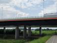De locatie óp de Waaldijk en ónder de A50-brug bij Andelst waar waterstof energie moet gaan leveren aan de zware machines die bij de dijkverzwaring worden ingezet.