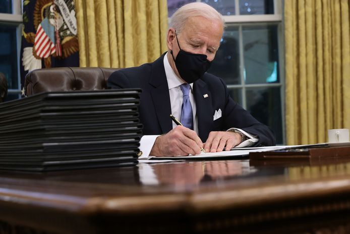 Joe Biden signant des décrets dans le Bureau ovale ce 20 janvier.