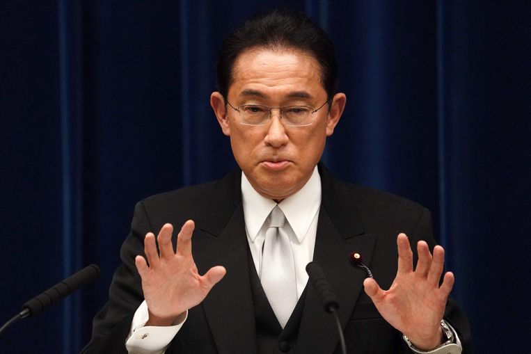 De nieuwe Japanse premier Fumio Kishida bij een persconferentie op maandag. Beeld AFP