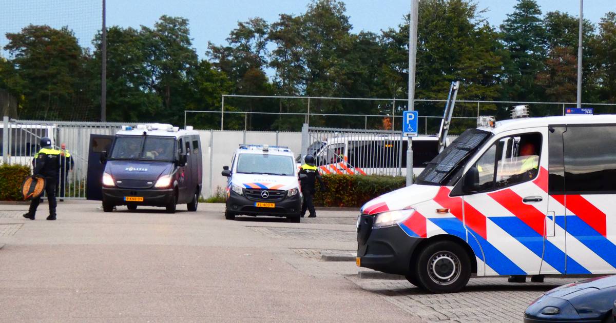 Émeutes de supporters après FC Den Bosch – TOP Oss : pierres et torches lancées sur des agents, agent de sécurité grièvement blessé |  112