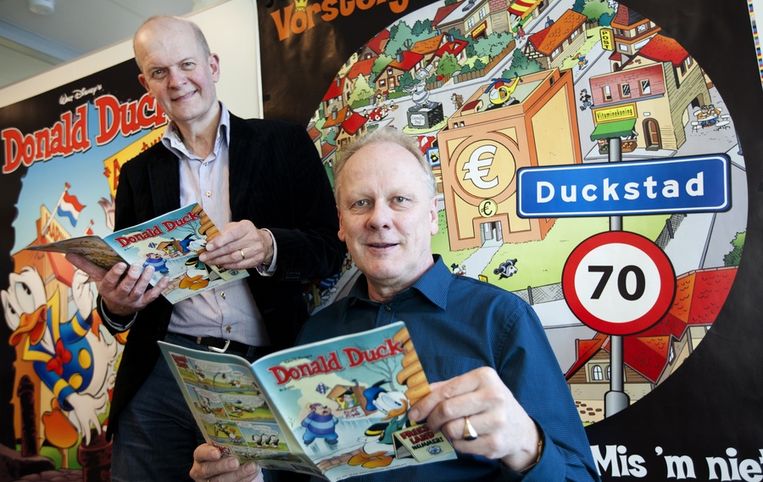 Hoofdredacteur Thom Roep (R) en scenarioschrijver Jan Kruse van de Donald Duck op de redactie in Hoofddorp. Beeld anp