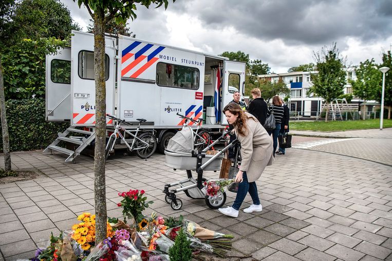 Mensen leggen bloemen op de plek waar Derk Wiersum is doodgeschoten. Beeld Guus Dubbelman / de Volkskrant  