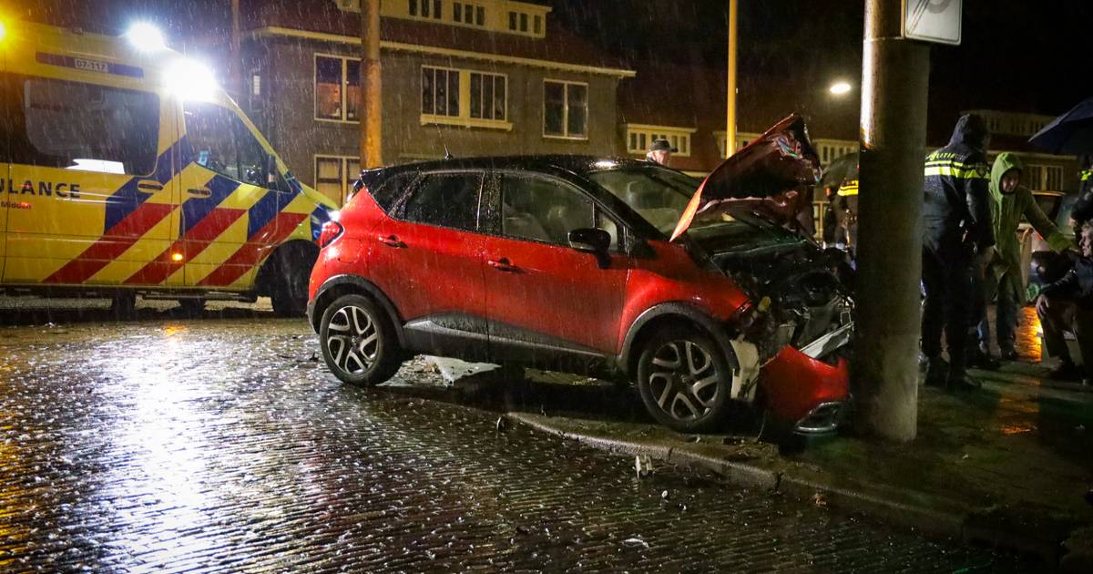 Zware botsing op een kruising in Arnhem.