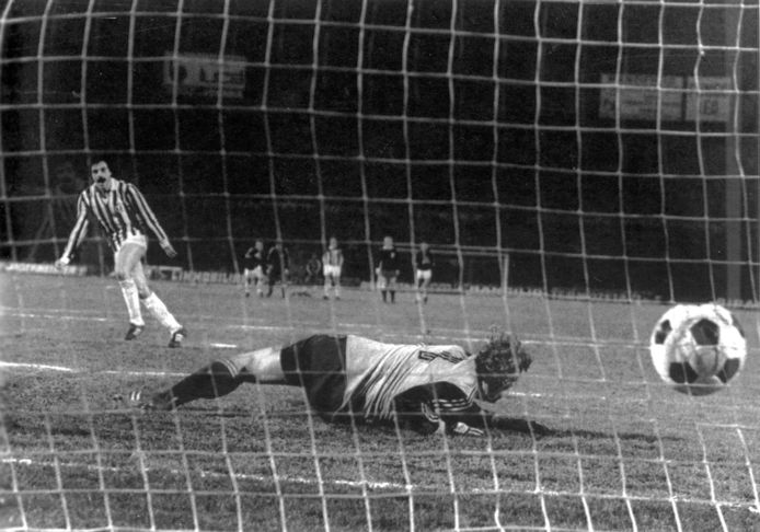 Franco Causio passeert Piet Schrijvers waardoor Juventus naar halve finale gaat.
