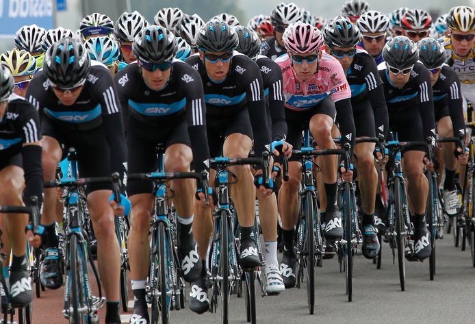 Team Sky beschermde rozetruidrager Bradley Wiggins na zijn proloogwinst in de Giro van 2010.