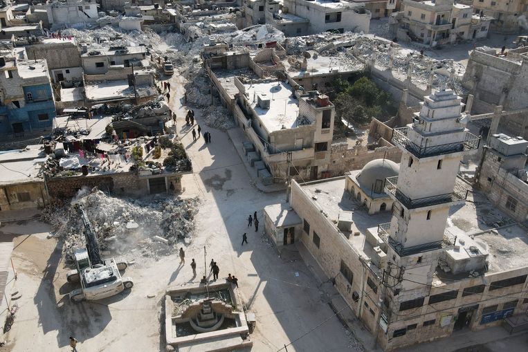 In Aleppo zijn er honderden mensen omgekomen door de aardbeving. Veel overlevenden zijn bang dat hun huis alsnog instort, en slapen tijdelijk buiten.  Beeld AFP