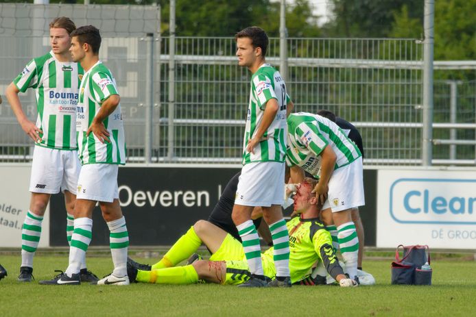 Mitchell Braafhart zit aangeslagen op het gras, met een flinke hoofdwond.