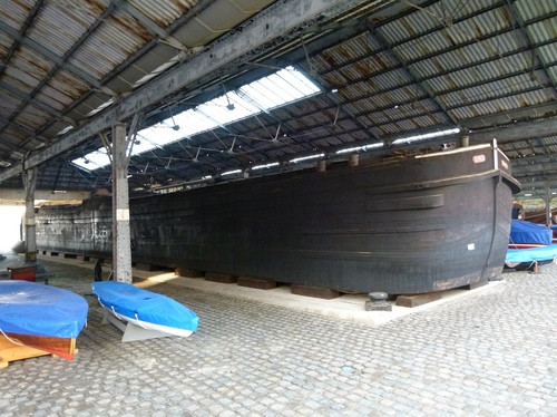 Het houten Walenschip Céphée uit de MAS-collectie ligt al sinds 1984 achter het Steen onder de kenmerkende afdaken op de Scheldekaaien.