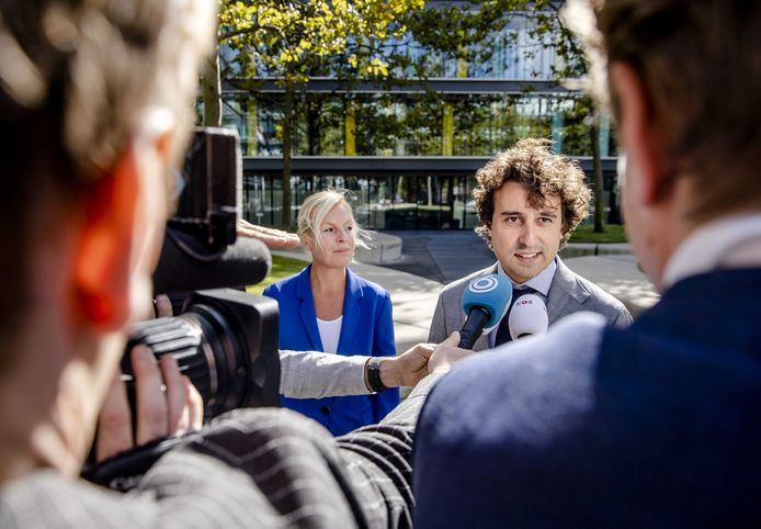 PvdA-leider Attje Kuiken en GroenLinks-leider Jesse Klaver (R) staan de pers te woord bij het ministerie van Financiën waar zij een gesprek hadden met minister Sigrid Kaag over een prijsplafond voor gas en stroom. Beeld van maandag.