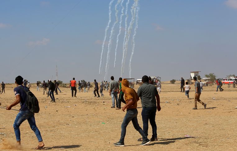 Een drone vuurt traangasgranaten af op Palestijnse betogers bij de grens. Beeld AP