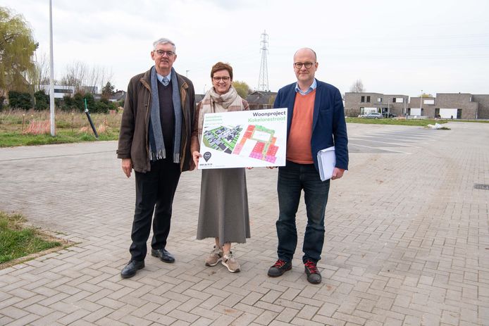 WVI-directeur Geert Sanders en schepen van ruimtelijke ordening Caroline Maertens van stad Izegem met Mathias Delrue (WVI).