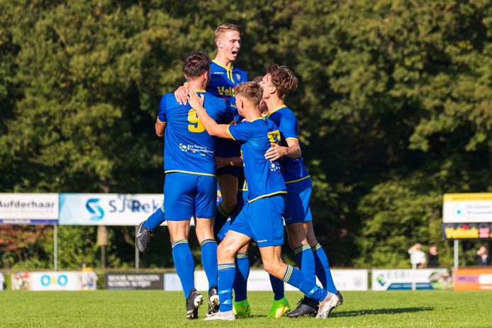 Toen het er allemaal nog goed uitzag voor Vroomshoopse Boys. Jesper Derks (boven) en Sil Derks (17) vieren de openingstreffer van Jordy Harms (9).