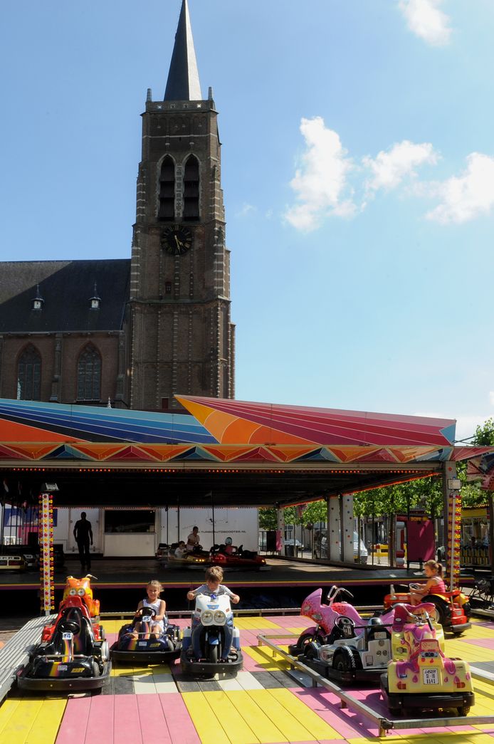 Weer valt kermis Oud Gastel in het water Roosendaal bndestem.nl