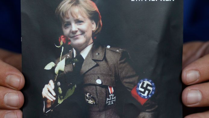 Griekse demonstranten verspreidden in 2011 deze postkaart van een gephotoshopte Merkel in nazi-uniform.