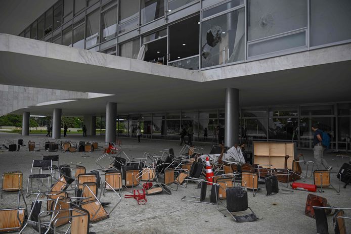 De ravage na de bestorming en plundering van het presidentieel paleis Planalto.