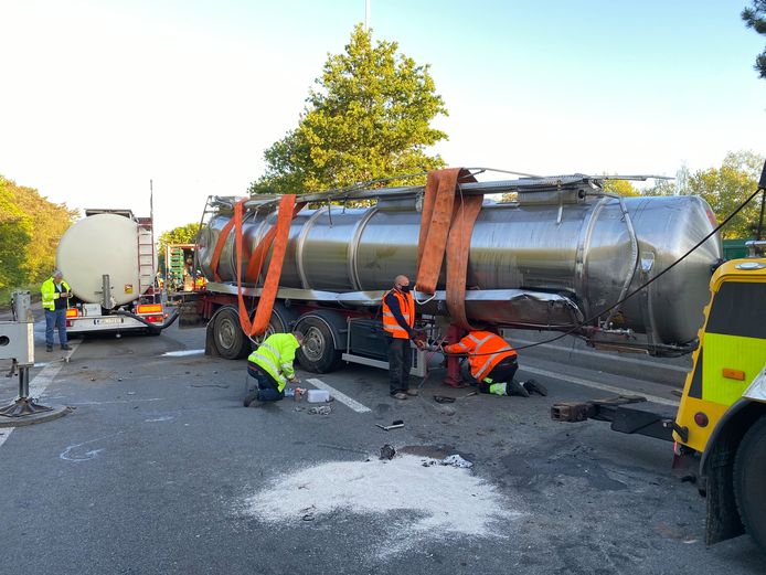 Een gekantelde vrachtwagen zorgde voor heel wat verkeershinder op de E34 in Zoersel.