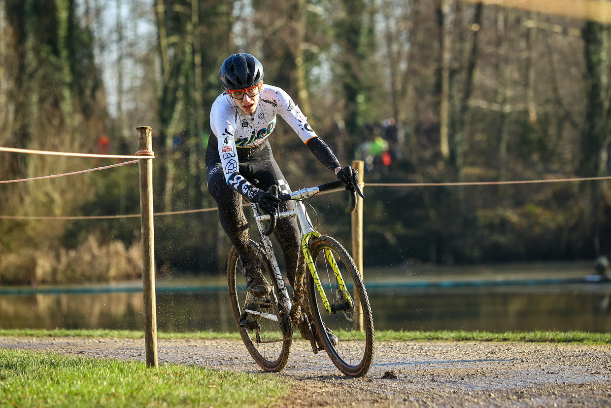 De Amerikaanse Austin Killips, hier in Zonnebeke, mag zaterdag niet deelnemen aan het WK veldrijden. Beeld BELGA