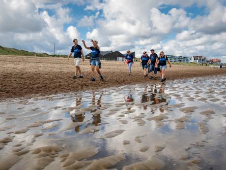 Studenten organiseren wandeltocht door de duinen van Breskens voor kinderen in Ethiopië