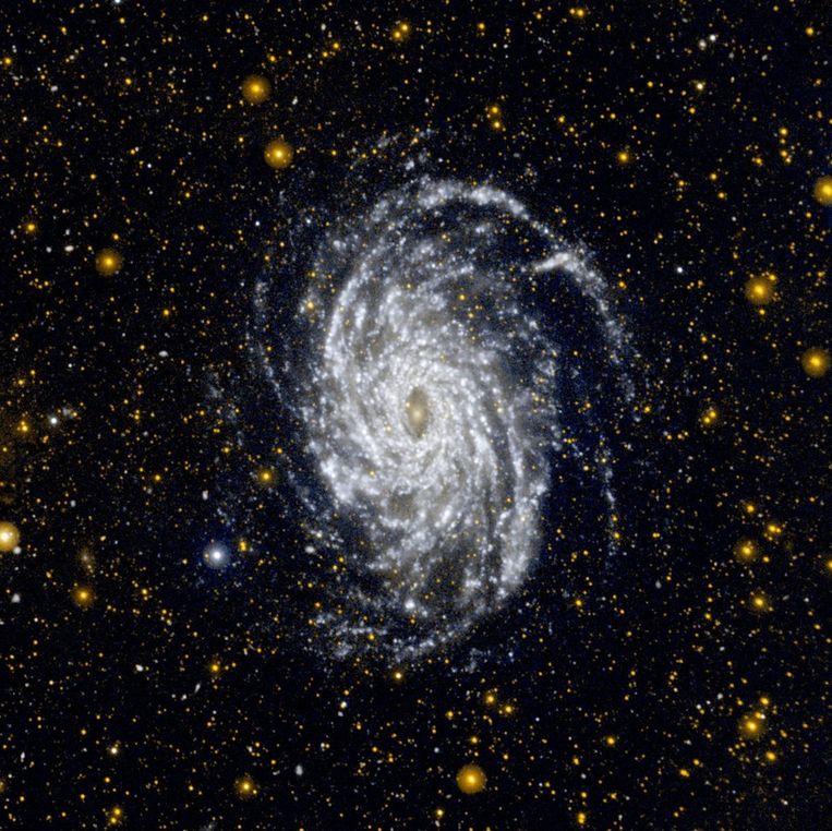 Dit is de NGC 6744. Dit sterrenstelsel ligt 30 miljoen lichtjaar van de Aarde verwijderd en is een van de meest op de Melkweg lijkende sterrenstelsels. Deze afbeelding toont de enorme omvang van de pluizige spiraalvormige armen van het sterrenstelsel. Ook is te zien dat zelfs in de buitengebieden van het stelsel stervorming optreedt. Beeld epa