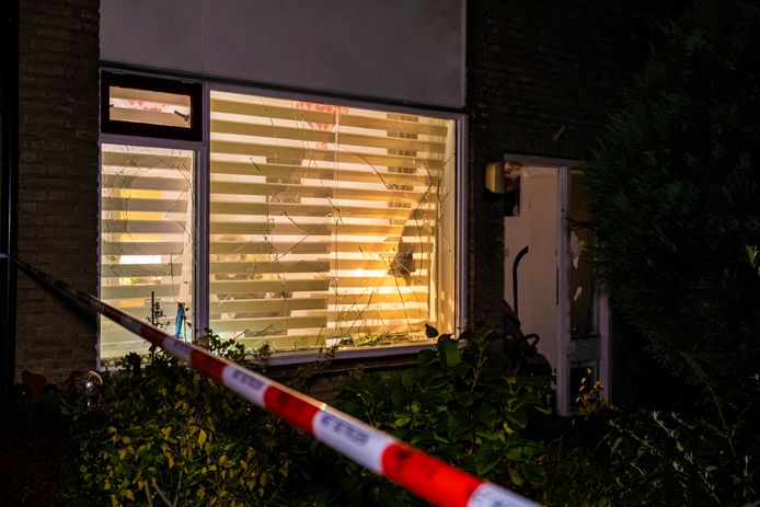 De ramen van een woning in Arnhem-Zuid zijn vernield.
