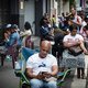 Nog een paar duizend wachtenden voor u. In Zuid-Afrika sta je zo dagen in de rij. ‘Het stemt nederig’