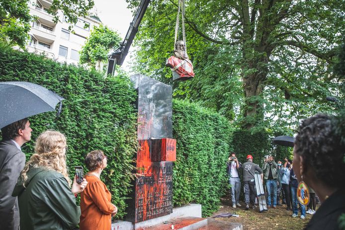 Leopold II wordt van zijn sokkel gehesen en weggevoerd.