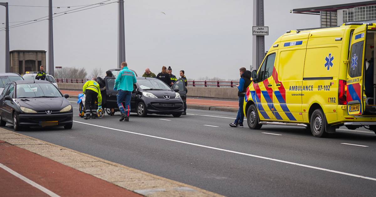 File op de John Frostbrug na botsing tussen meerdere autos.