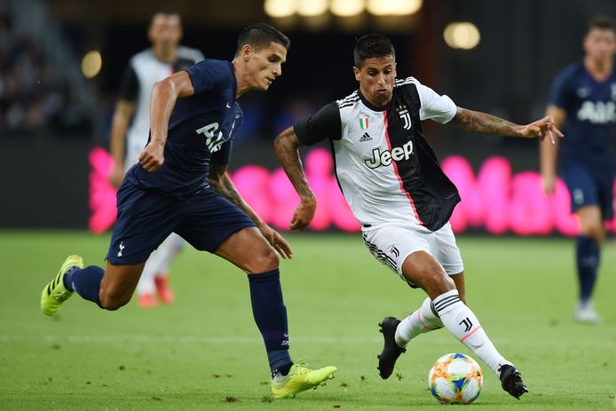 Joao Cancelo is Erik Lamela te snel af.