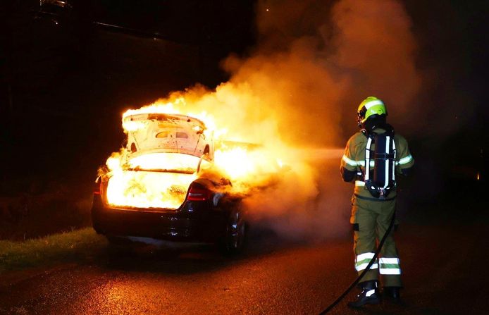 De brandende auto in Den Bosch werd snel geblust door de brandweer, maar ging door de vlammen verloren.