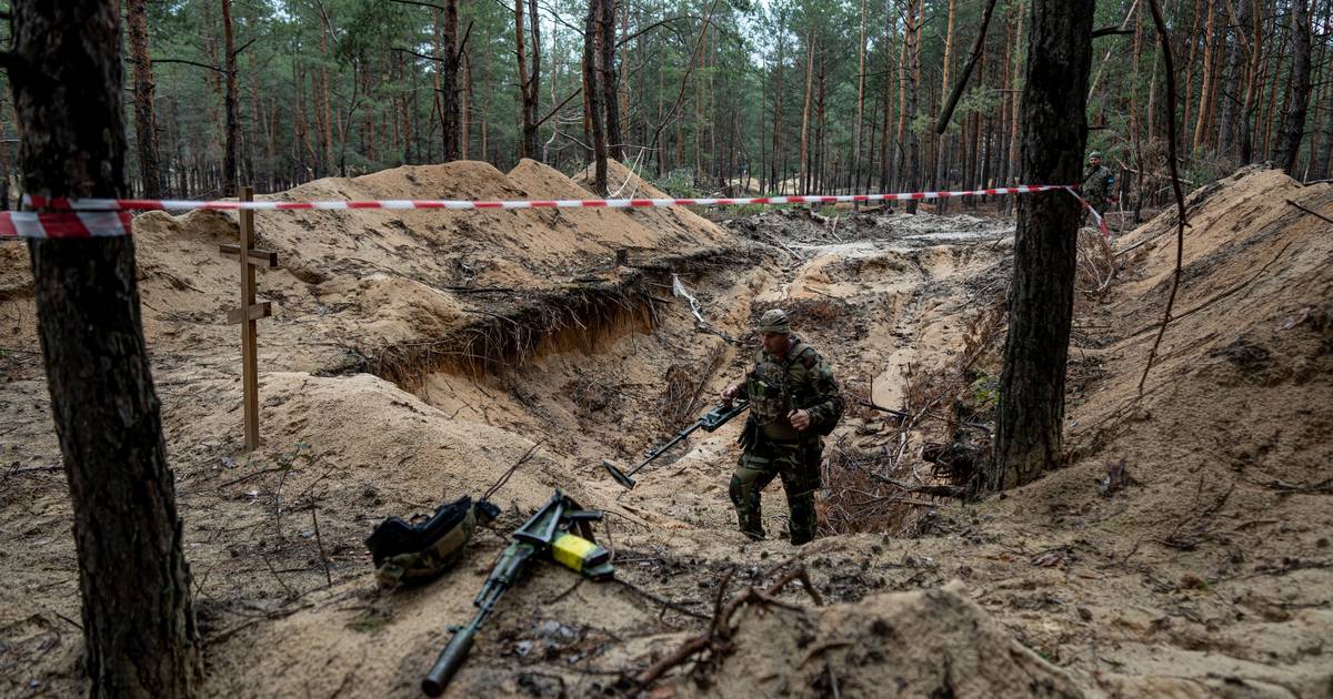 Ukraine finds mass grave of over 400 bodies in reconquered Izium |  Abroad