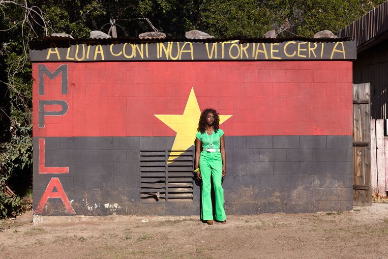'A luta continua', een muur met opschriften van de bevrijdingsbeweging MPLA in 1974, een jaar voordat de onafhankelijkheid van Angola een feit werd.
 Beeld rv / Stan  Douglas. Courtesy the artist and David Zwirner, New York.