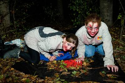 Rennen voor de man met de kettingzaag bij de spokentocht in Deest