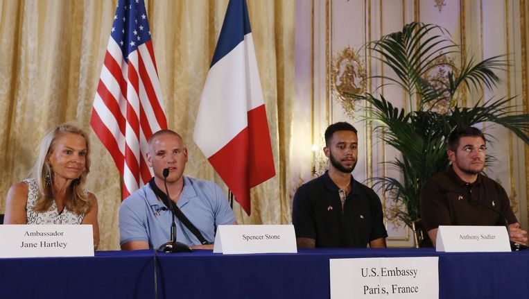 De Amerikaanse ambassadeur Jane Hartley, Spencer Stone, Anthony Sadler en Alek Skarlatos, de mannen die de aanslag verijdelden. Beeld AFP