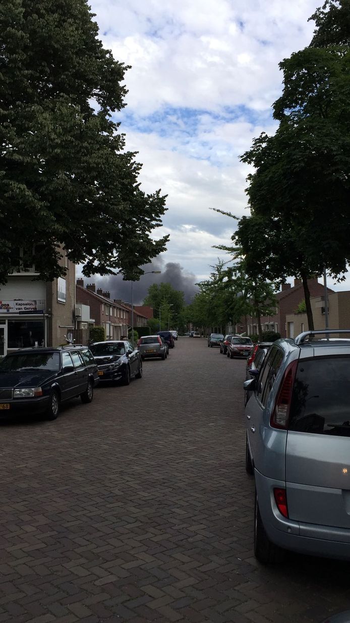 Rookpluimen in verre omtrek te zien