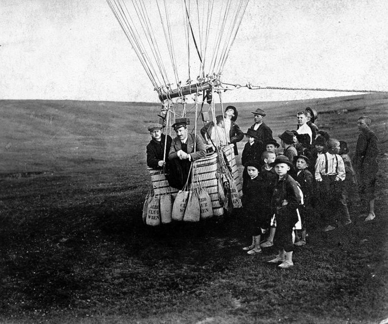 Victor Hess stijgt in 1911 op met ene heteluchtballon voor metingen van de kosmische straling op grote hoogte. Beeld NYT
