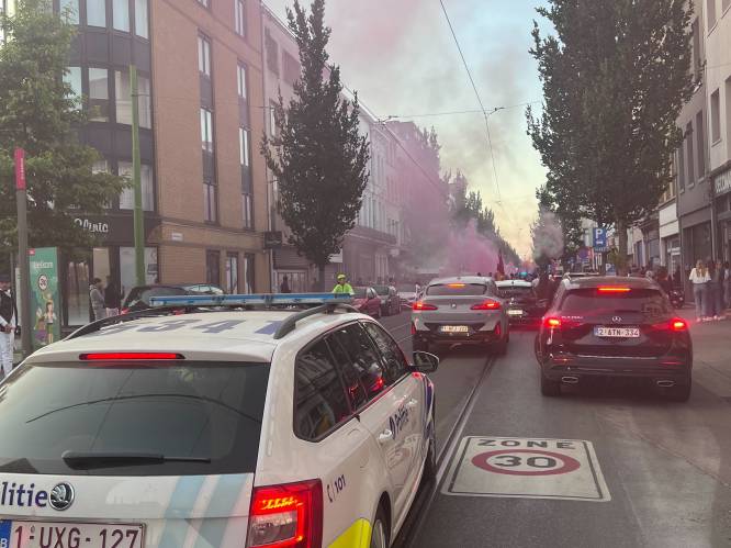Dolle vreugde bij Antwerpse Galatasaray-fans: Turkse club speelt kampioen, Brederodestraat volledig geblokkeerd door feestvierders